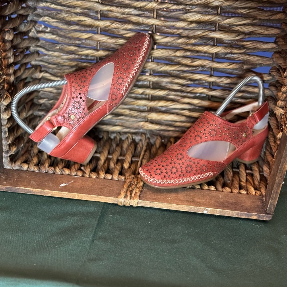 Women's Pikolinos leather punched short heel casual shoe size 36, pre-owned xlnt
